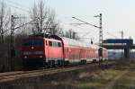 DB 111 073-3 zieht einen Regionalzug von Mnchen Hbf in Richtung Neufahrn.