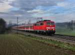 Die 111 005 mit einer Berufsverstrker RB nach Mnchen am 19.04.2012 unterwegs bei Hilperting.