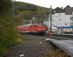 111 013-9 mit dem RE 9 (Rhein-Sieg-Express) Siegen-Köln-Aachen, hier am 24.04.2012 kurz vor der Einfahrt in den Bf. Betzdorf/Sieg. Es wird Sandwich gefahren, darum schiebt am Schluß die 111 077-4.