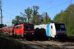 Die Railpool 186 287 wird von der Mnchener 111 022-0 mti einem Regionalexpress nach Salzburg am 28.04.12 in Aling berholt.