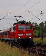ber die Kbs 495 zwischen Kaarst und Meerbusch kommt die 111 120-2 mit einem RE 7 Zug in Richtung Neuss gefahren am Abend des 7.6.2012