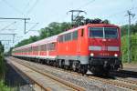 111 198-8 durchfhrt am 15.06.2012 den Bahnhof von Dreieich-Buchschlag bei schnem Wetter.