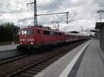 Am 16.08.2012 wartet 111 005 in Murnau auf die Busse des Schienenersatzverkehrs aus Weilheim.