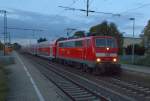 Abendstimmung in Rheydt, die 111 129-3 steht mit einem RE4 Zug am Bahnsteig Gleis 3 zur Abfahrt nach Aachen am 9.10.2012