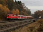 Die 111 027 mit einer RB nach Salzburg am 10.11.2012 bei der Einfahrt in Aling.