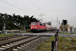 Am B Herrather Linde ist die 111 152-5 mit einem RE4 nach Aachen am 24.11.2012