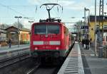 111 120-2 schiebt RB48, hier beim Halt im Bf Sechtem - 15.12.2012