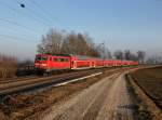 Die 111 218 mit einem RE nach Mnchen am 03.03.2013 unterwegs bei Langenisarhofen.