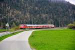 111-026 zieht den Regionalexpress Mnchen-Mittenwald am 27.04.2013 Richtung Garmisch und ist kurz vorm Bahnbergang Farchant von mir abgelichtet worden.