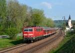 111 068 mit dem Radlzug nach Ulm am 23.04.2011 bei Hausbach.