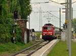 Gerade kreuzt die 111 096 mit ihrem RE4 den Bahnbergang Seidenweberstrae am Bahnhof Herrath auf ihrem Weg nach Aachen.