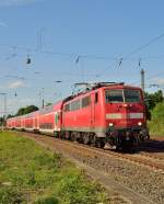 RE4-Verstrkerzug mit 111 009-7 bei der Ausfahrt aus Rheydt Hbf auf Gleis 4 nach Aachen Hbf.