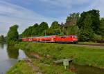 111 107 mit einem RE nach Passau am 28.05.2013 bei Moosburg.