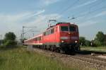 Selten sind die Einstze der 11er auf der 931 geworden: Hier 111 052 am 08.06.13 mit RE 4062 nach Passau in Mnchen-Feldmoching