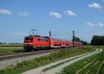 111 035 mit einem RE nach Mnchen am 11.08.2013 bei Langenisarhofen.