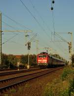 Durch den Bahnhof Kleinenbroich kommt ein RE4-Verstrkerzug, der von der 111 111-1 gezogen in Richtung Aachen Hbf unterwegs ist.