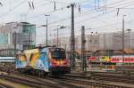 1216 019  Verdi/Wagner  und 111 024  ADAC  waren am 26. August 2013 im Mnchner Hauptbahnhof anzutreffen.