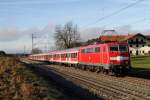 Die 111 043-6 mit DB Waggons, als Ersatzzug des Meridian bei Übersee am 21.12.2013