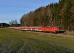 111 021 mit einem Meridian-Ersatzzug am 24.12.2013 bei Hufschlag.