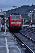 111 162 in den früheren Morgenstunden des 23.12.2013 im Bahnhof Mosbach-Neckarelz am Bahnsteig Gleis 1.