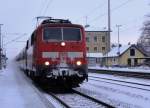 Die winterliche 111 002 durchfährt mit ihrem aus n-Wagen gebildeten Regionalexpress nach Salzburg am 08.12.2012 den ebenfalls winterlichen Bahnhof Ostermünchen. Die Zeiten sind vorbei, heute herrscht auf der Strecke privater Kapitalismus.