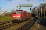 Schiebend ist die 111 010 mit einem RE4 nach Dortmund in Rheydt Hbf.12.1.2014