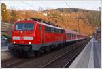 Die 111 096-4 der DB Regio NRW mit n-Wagen (ex Silberlinge) als RE 9 - Rhein-Sieg-Express (Aachen-Köln-Siegen), Umlauf RE 11381, am 14.03.2014 beim Halt im Bahnhof Kirchen a.d.