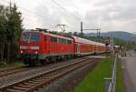   Die 111 151-7 der DB Regio NRW fährt am 01.05.2014 mit dem RE 9 - Rhein-Sieg-Express (Aachen-Köln-Siegen) in Richtung Siegen, hier beim Bahnübergang in Mudersbach (Bü km 114,7).