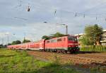 Die 111 124-4 mit einem RE4 nach Aachen fährt aus Rheydt am Abend des 13.5.2014 aus.