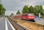 Durch Gleis 1 schiebt die 111 128 einen RE4 Zug in Korschenbroich gen Dortmund. 14.5.2014