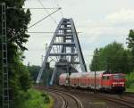 111 118-6 hat mit einem Regionalexpress gerade die Rheinbrücke zwischen Neuss und Düsseldorf passiert (25.05.2014)