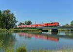 111 200 mit einem RE nach Passau am 13.06.2014 auf der Isarbrücke bei Plattling.