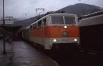 111125 im S-Bahn Look hält bei miesem Wetter am 8.10.1982 in Altenhundem. Der Zug ist aus Silberlingen gebildet und ist auf dem Weg nach Siegen.