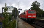 111 129 DB kommt die Kohlscheider-Rampe hoch aus Richtung Neuss,Herzogenrath mit dem RE4 aus Dortmund-Hbf-Aachen-Hbf und fährt durch Kohlscheid in Richtung Richterich,Laurensberg,Aachen-West.
Bei Regenwetter am Morgen vom 19.8.2014.