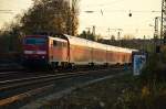 Im Abendlicht des 23.11.2014 schiebt die 111 010 einen Dostock nach Aachen Hbf auf der RE4 aus dem Rheydter Hbf hinaus.