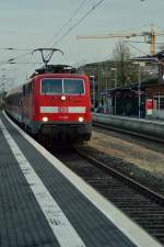 Mit einem RE4 Verstärker durch Korschenbroich ist hier die 111 169 zu sehen. Freitag 19.12.2014 