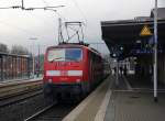 Ein Nachschuss von der 111 117 DB  schiebt den RE4 aus Aachen-Hbf nach Dortmund-Hbf und kommt aus Richtung Aachen-Hbf,Aachen-Schanz,Aachen-West,Laurensberg,Richterich,Kohlscheid und hilt in Herzogenrath und fährt in Richtung Hofstadt,Finkenrath,Rimburg,Übach-Palenberg,Zweibrüggen,Frelenberg,Geilenkirchen,Süggerrath,Lindern,Brachelen,Hückelhoven-Baal,Baal,Erkelenz,Herrath,Beckrath,Wickrath,Rheydt,Mönchengladbach,Neuss.
Aufgenommen bei Schneeregenwolken am Nachmittag vom 25.12.2014.