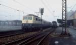 Langsam lichtet sich der Morgennebel, als 111 029-5 Anfang April 1989 den Bahnhof Donauwörth verlässt