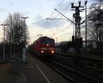 111 011-3 DB kommt die Kohlscheider-Rampe hoch aus Richtung Neuss,Herzogenrath mit dem RE4 aus Dortmund-Hbf-Aachen-Hbf und fährt durch Kohlscheid in Richtung Richterich,Laurensberg,Aachen-West. 
Am Morgen vom 7.1.2015.