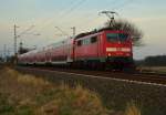 Bei Wickrathhahn schiebt die 111 126-9 einen RE4 nach Dortmund am Fotografen vorüber.
7.3.2015