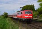 Langsam kommt der RE4 nach Aachen Hbf in Herrath eingefahren.