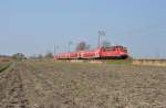 111 138-4 fuhr am 10.04.2015 mit einem RE von Emden nach Köln, hier bei Gandersum.