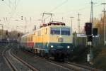 111 001 fuhr am 19.04.2015 mit einem Sonderzug nach Koblenz-Lützel im Abendlicht durch den Bahnhof von Schwerte (Ruhr).