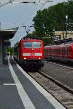 111 111-1 bei der Durchfahrt in Kleinenbroich, ist mit einem RE4 Verstärkerzug, der aus N-Wagen besteht, nach Aachen Hbf unterwegs. Nächster Halt ist Mönchengladbach Hbf am 27.5.2015