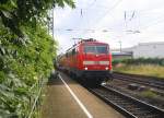 111 149 DB kommt die Kohlscheider-Rampe hoch aus Richtung Neuss,Herzogenrath mit dem RE4 aus Dortmund-Hbf nach Aachen-Hbf und fährt durch Kohlscheid in Richtung Richterich,Laurensberg,Aachen-West. 
Bei schönem Sonnenschein am Morgen vom 23.6.2015.