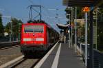 Durch Kleinenbroich fährt die 111 122 mit ihrem RE4 Zug nach Dortmund.