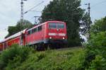 Einmal abwärts bitte! Hier ist die 111 136 mit einem RE4 nach Dortmund in der Rampe hinter Lürrip gen Korschenbroich am Abend des 28.7.2015 zu sehen.