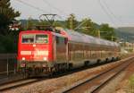 111 224 mit RE 4264 (Mnchen Hbf–Regensburg–Nrnberg Hbf) am 23.05.2014 in Plling, aufgenommen vom Bahnsteigende