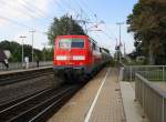 Ein Nachschuss von der 111 038-6 DB schiebt den RE4 Verstärkerzug von Aachen-Hbf nach Düsseldorf-Hbf und kommt aus Richtung Aachen-West,Laurensberg,Richterich, und fährt durch Kohlscheid in Richtung Herzogenrath,Mönchengladbach,Neuss. Bei Sonnenschein und Wolken am Nachmittag vom 11.9.2015.