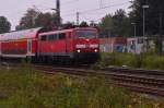 Auch an diesem Wochenende pendeln die RE 4 Züge nur wieder zwischen Düsseldorf und Aachen. Hier verlässt die 111 010 mit ihrem Dostockzug gerade Rheydt Hbf. 10.10.2015